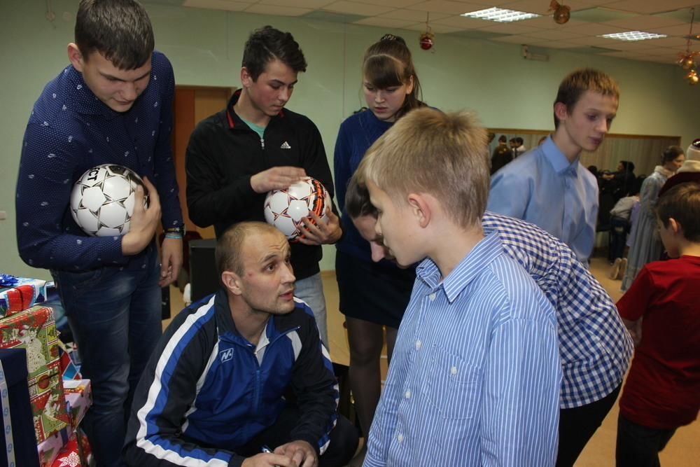 Футболисты «Ротора» набивали мяч вместе с воспитанниками Волжского детского дома