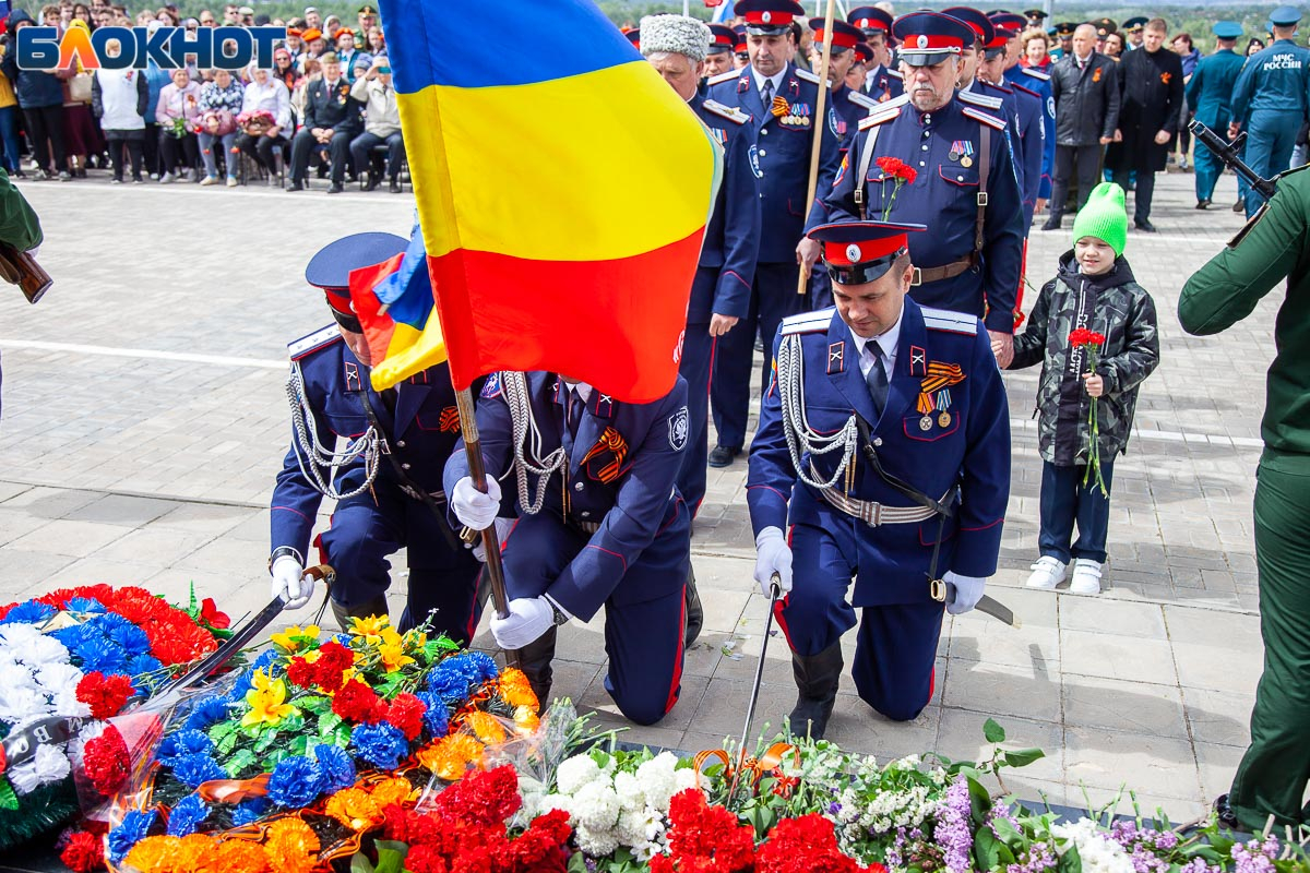 9 мая в волжском. Волжский 9 мая. Памятники ко Дню Победы. Цветы Волжский. Митинг победыпуина 2024.