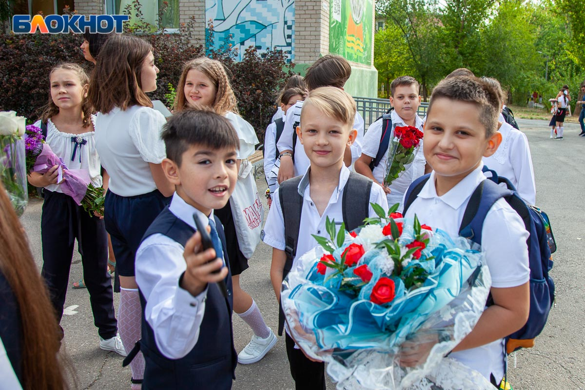 Блокнот волжский новости сегодня. Линейка в школе. 1 Школа Волжск. Пережили первое сентября.