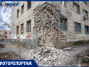 «Упал кусок дома»: в Волжском жилые здания превращаются в руины, а чиновники их аварийными не считают