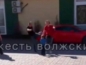 Волжские телеграм-каналы сообщают о нападении таксиста на женщину с ребенком