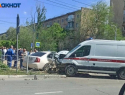 В Волжском произошла страшная авария с участием кареты скорой помощи: видео