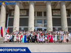Бал медалистов прошел во дворе ВГС в Волжском: фоторепортаж