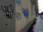 «Вандалы атакуют»: житель Волжского устал закрашивать надписи на доме