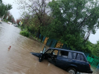 «Четверка» утонула: волжане засняли на видео застрявший в яме автомобиль