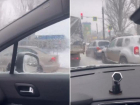 В Волжском автомобилисты массово начали попадать в аварии из-за снегопада: видео