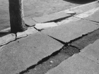 В Волжском в жилом доме рушатся стены и внутриквартальная дорога