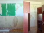 Шокирующее видео обшарпанного класса для первоклассников ужаснуло родителей в Волжском
