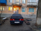  Автохам подпирает вход в подъезд в жилом доме Волжского: фото
