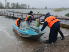 Без продуктов и медпомощи: жителей поселка с затонувшим мостом возят к большой земле на лодках под Волжским
