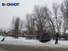 Внедорожник снес столб на перекрестке в Волжском: видео