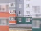 «Я уже большой»: в Волжском семиклассник выкидывает вещи из окна и пугает прохожих опасными трюками