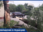 Дерево упало на жилой дом: в комбинате благоустройства Волжского отказались принимать вызов