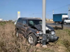 В Волжском Mitsubishi Pajero вылетел с дороги и врезался в рекламный щит