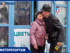 Цветы, поцелуи и внимание: как в Волжском проходит 8 марта в ярких фото