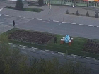 В Волжском неизвестный испортил пасхальную композицию и унес декоративный «кулич»: видео