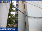 В Волжском два дома оказались связаны одной трубой: фоторепортаж