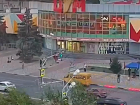 Пешеход попал под колеса самокатчика в Волжском: видео