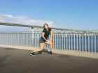 Заводная блондинка устроила попотряс на фоне "танцующего" моста
