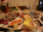 В Волжском Новый год встречали с «полусладким» и колбасой купленной в Москве