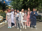 Жирафы и Лунтики: выпускники в Волжском пришли в школу в пижамах