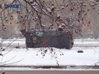 В Волжском на улице Карбышева легковушка опрокинулась на бок: видео