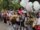 На торжественной линейке в школе "Зеленый  шум" Волжского ряды учеников пополнили 116 первоклассников 