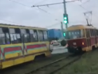 Цеплялся за трамвай и катался: видео опасного развлечения подростков в Волжском