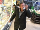 Весельчак смачно поцеловал любимую водку в магазине под Волжским