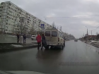 Автомобилист с диагнозом "газелист" наплевал на пешеходов на опасном участке дороги в Волжском