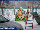 Волжане построили посреди двора разноцветную иглу в аномальные морозы