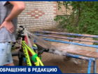 Женщина встала на защиту лавочки, вооружившись ведром: соседи жалуются на жительницу Волжского