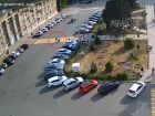 Самокатчик сбил женщину на площади у администрации Волжского: видео