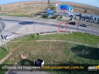 Юный парашютист приземлился прямо перед машинами под Волжским: видео