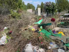 Волжанка пожаловалась на завалы мусора на кладбище во втором поселке