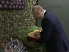 Владимир Путин оставил автограф на гитаре для волгоградского участника СВО с позывным «Директор»