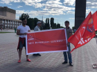 Пассивные "активисты" собрались на площади Волжского поговорить о бензине