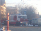 В центре Волгограда загорелся автобус Mercedes с водителем в салоне