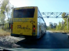 Неравный "бой" устроил водитель автобуса с легковушкой в Волжском