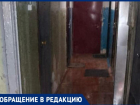Вода стекает по фасаду МКД в Волжском: причина в сорванном кране