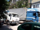Вакханалия на Ленина, 58 в разгаре: во двор заехали фуры, рабочие вооружились пилами