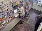 В Волжском грабеж в аптеке попал на видео