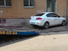 Лихая автоледи чуть не въехала в Волжском в подъезд жилого дома