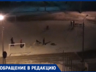 Дети бегают в фекалиях: в Волжском выгуливают собак на стадионе школы