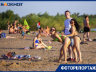 Красотки в бикини в жаркий день: открывшийся городской пляж Волжского в объективе фотографа