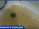 «Тело зудит после душа»: волжане больше недели жалуются на ржавую горячую воду