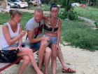 Отмечающая компания расположилась на детской площадке Волжского с питбулями