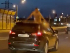 Мастурбировал, высунувшись в люк: мужчина проехался с ветерком по «танцующему» мосту на выезде из Волжского