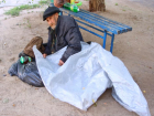 Спит под лавкой в центре Волжского: как люди остаются на улице