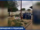 Двор превратился в гадюшник и свалку: больше месяца никто не вывозит мусор в Волжском